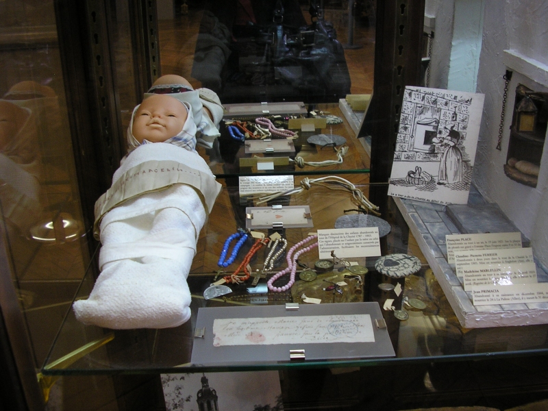 Vitrine du musée de l'Hôtel-Dieu