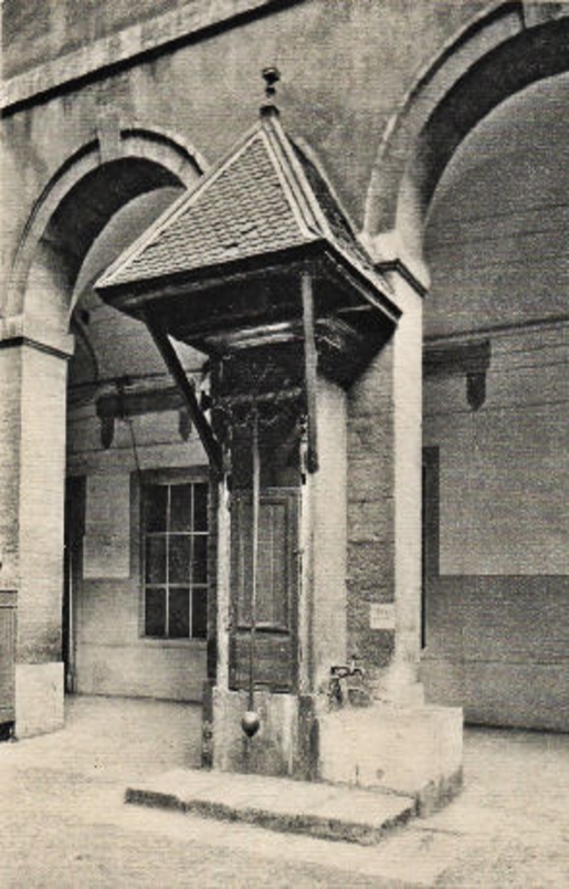 Fontaine Cour de l'Hôtel Dieu - Ciels et sourires de France - 1934